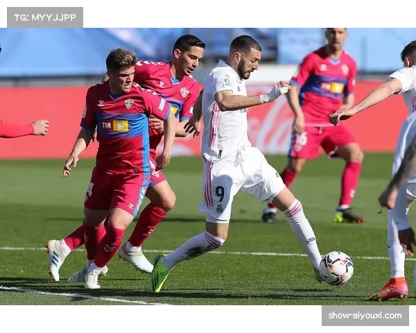 莱万特团队配合默契 短传渗透展现技术功底 莱万特团队配合默契 短传渗透展现技术功底